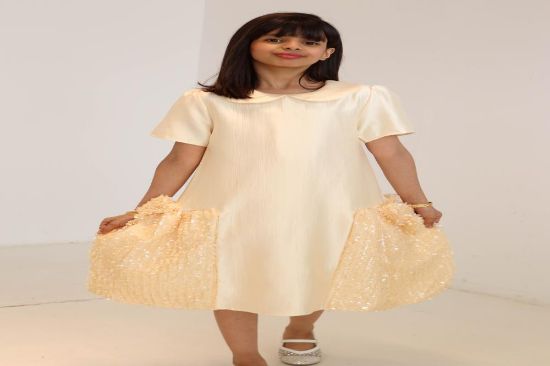 صورة فستان أصفر مع الترتر والفينكات الجانبيه